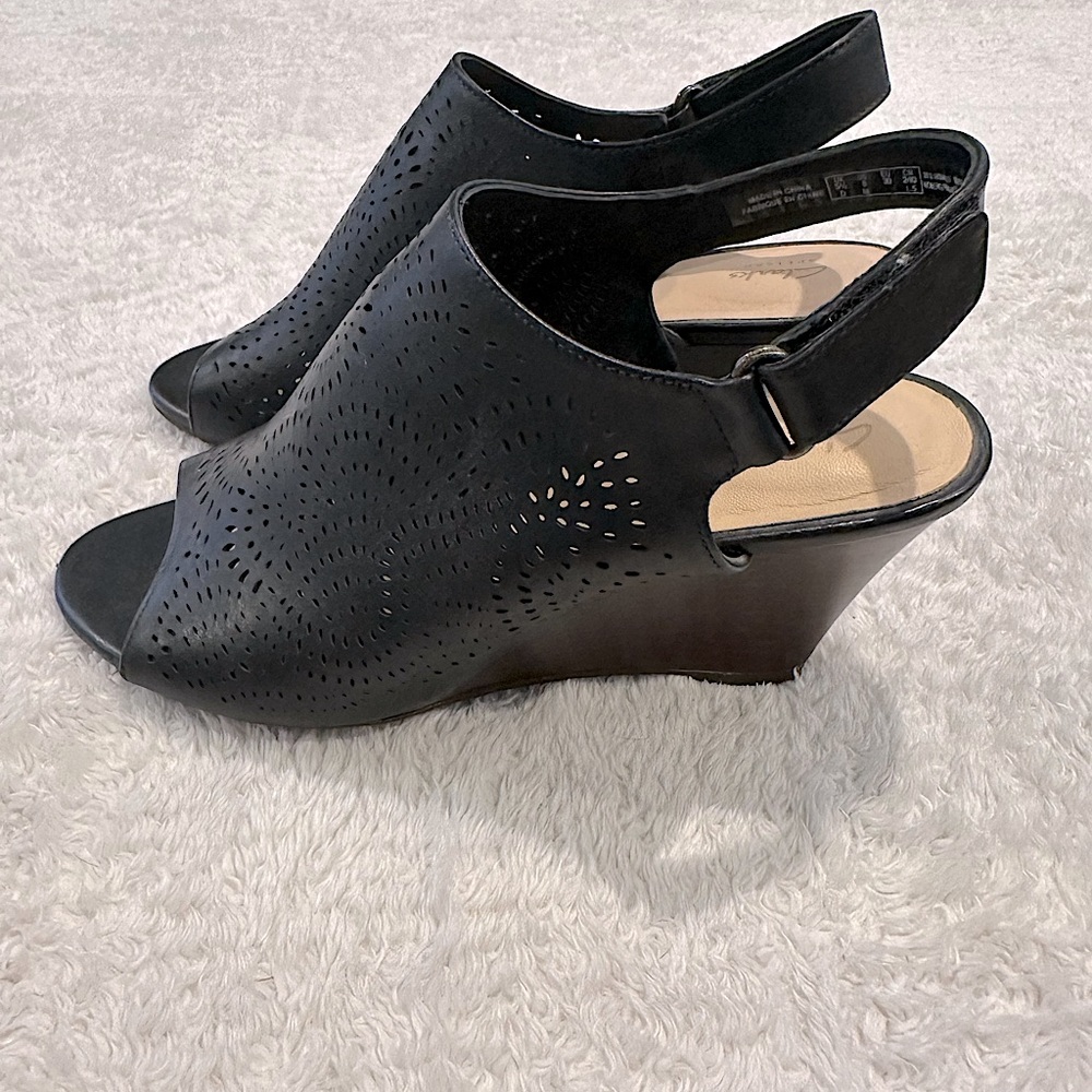 Clarks Women's Black Leather Wedge Sandals w/ Laser Cutouts Size 8